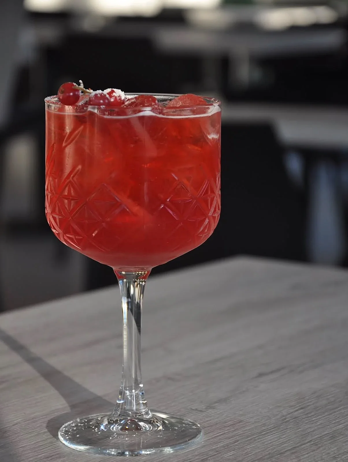Cocktail rosso con ribes, al tramonto