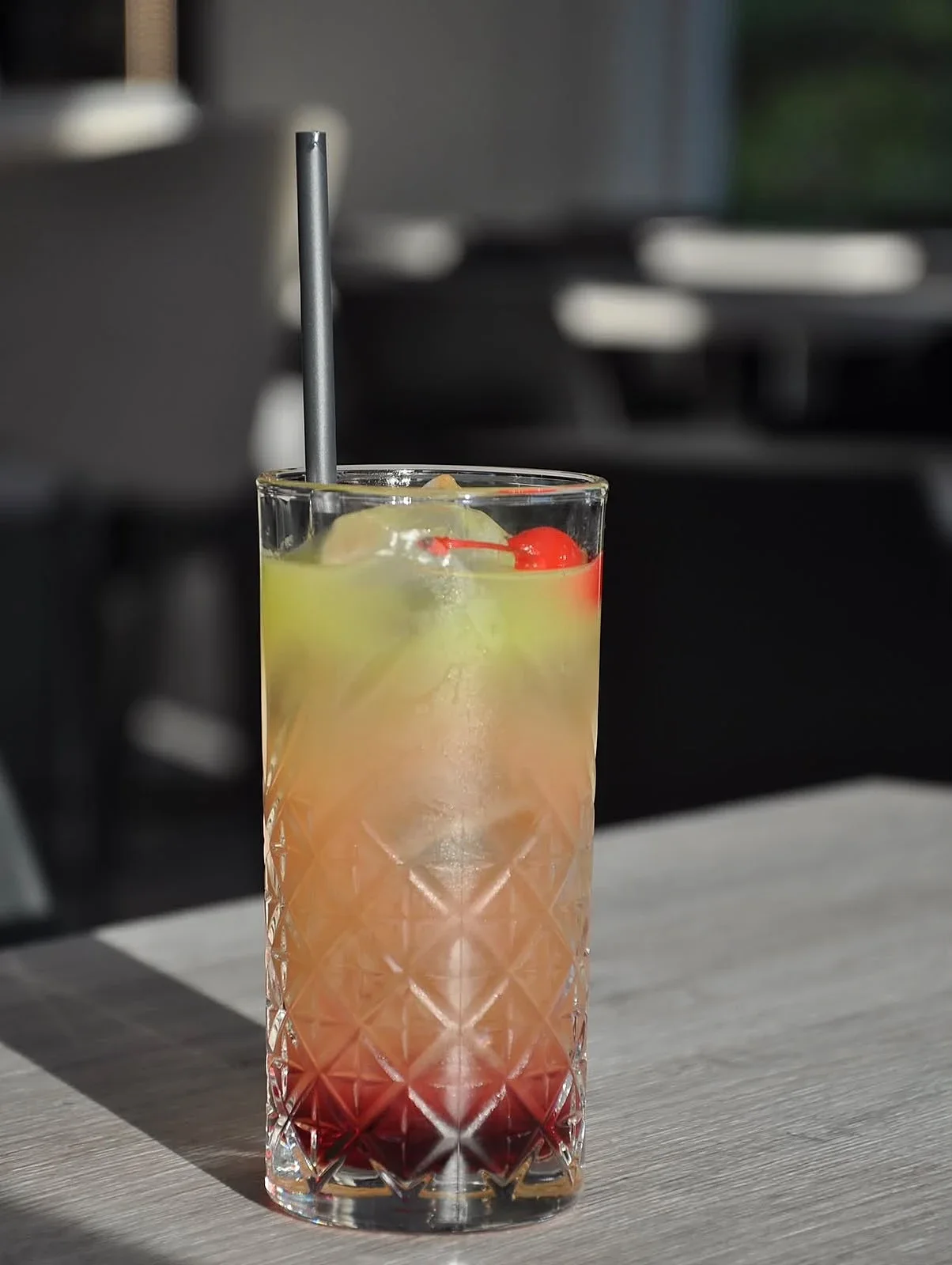 Cocktail a strati con ciliegia